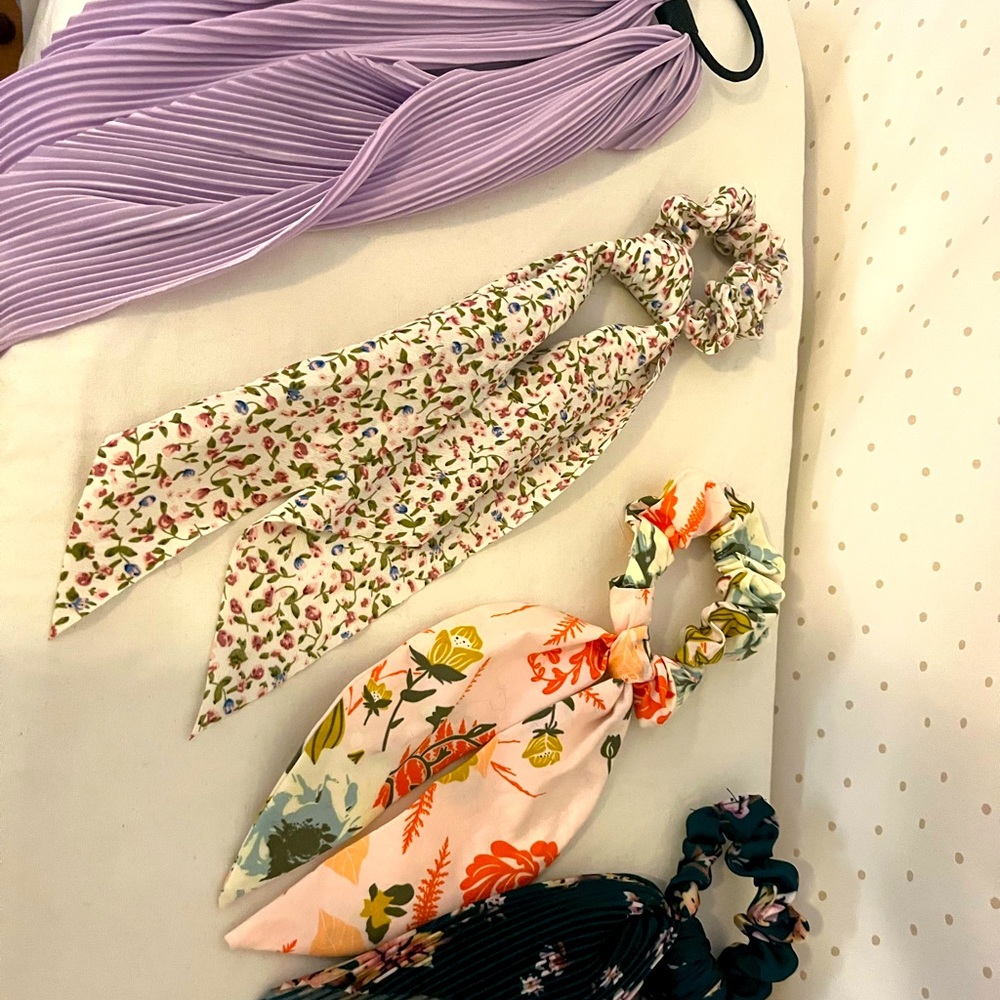 Women’s Accessories Hair Ties Set 4 Scrunchies Variety